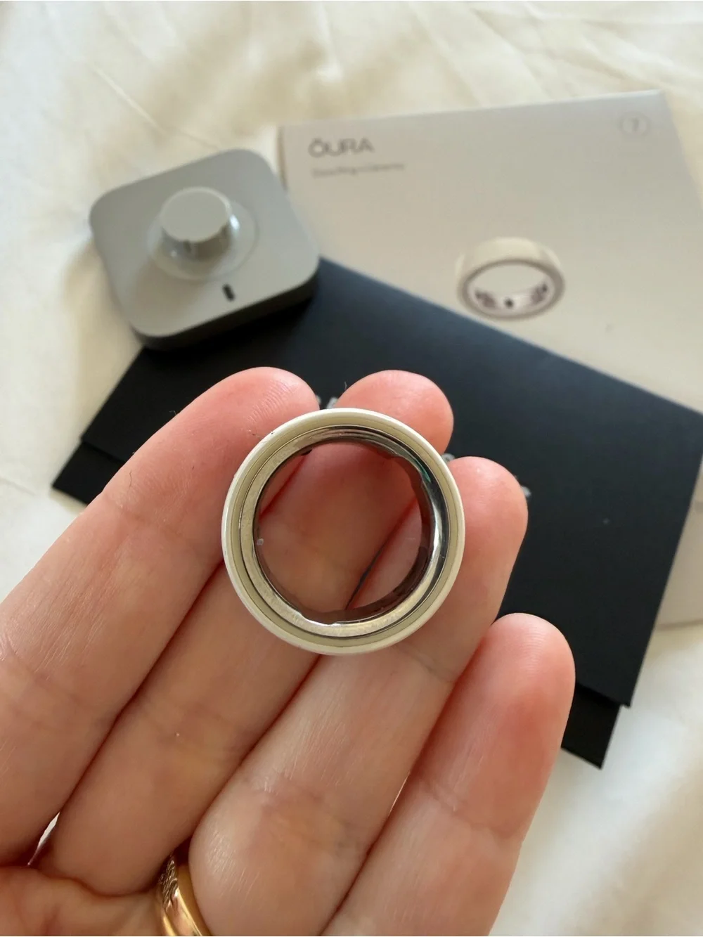 Oura Ring 4 Ceramic Cloud White Size 7 + Charger | Excellent Condition
